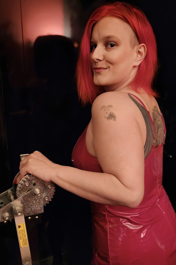 Bizarr Switcherin Ella