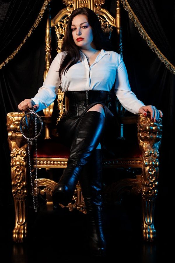 New tenant - Madame Eva Liliel Black